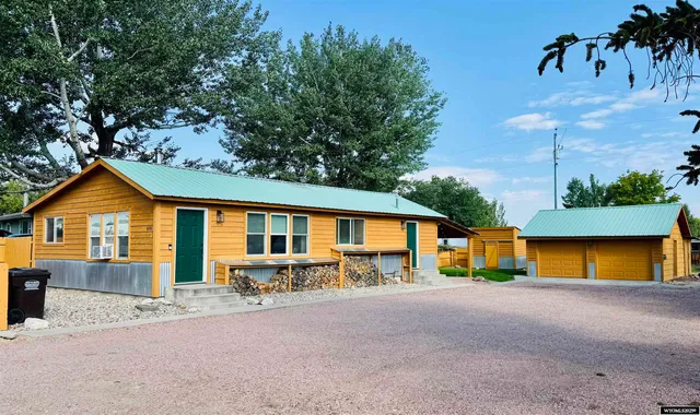 $369,900 | 616 West Main Avenue, Saratoga, WY 82331