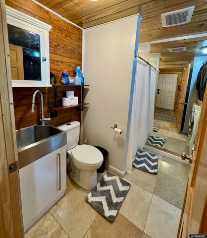 $369,900 | 616 West Main Avenue, Saratoga, WY 82331