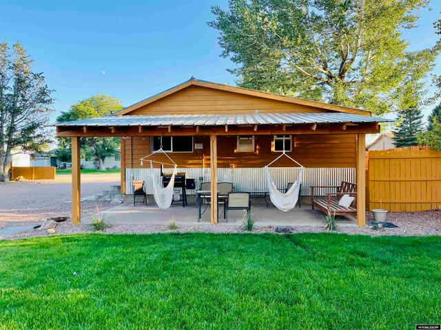 $369,900 | 616 West Main Avenue, Saratoga, WY 82331