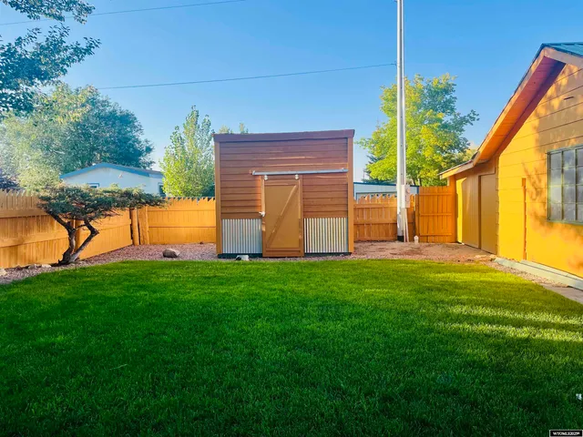 $369,900 | 616 West Main Avenue, Saratoga, WY 82331