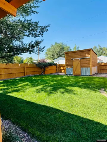 $369,900 | 616 West Main Avenue, Saratoga, WY 82331