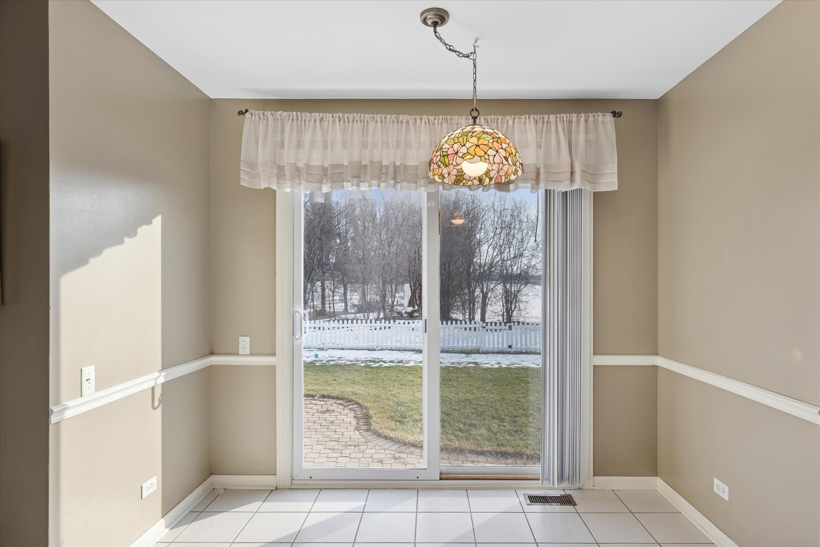 1157 Sawmill Lane Algonquin, IL 60102 - Photo 6 of 22 a view of a livingroom with the kitchen and chandelier bathroom