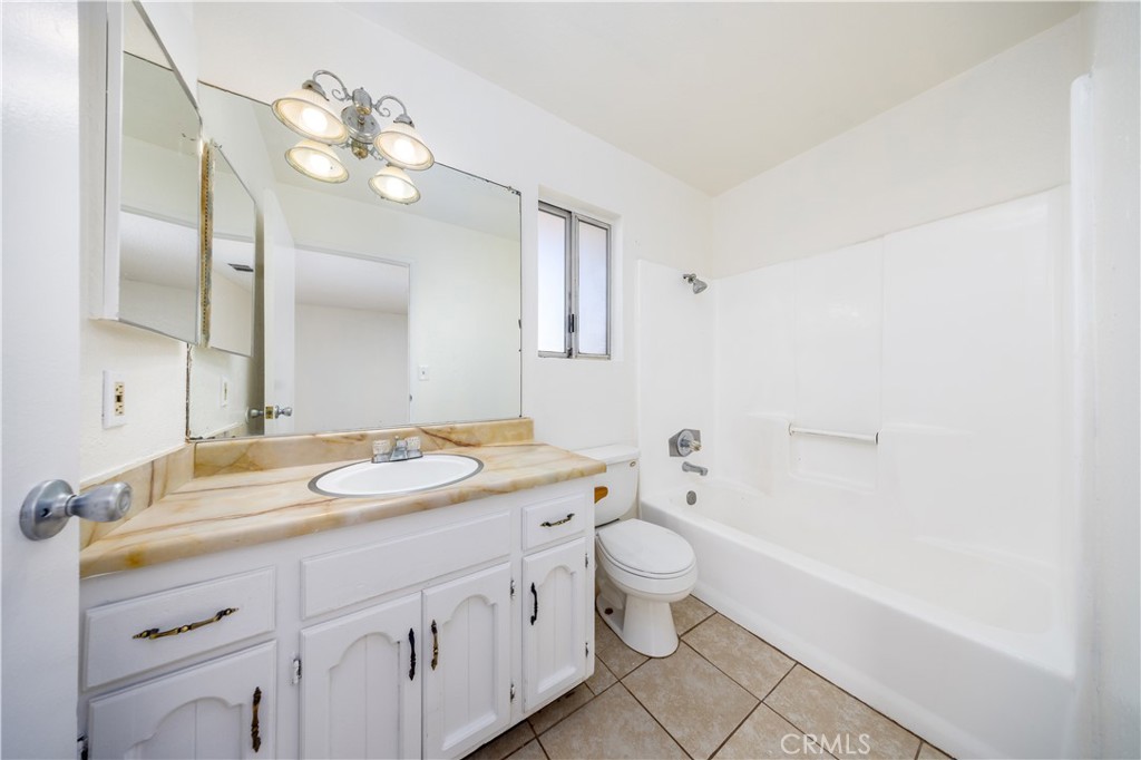 10686 Jamul Road Apple Valley, CA 92308 - Photo 14 of 23 Primary bathroom