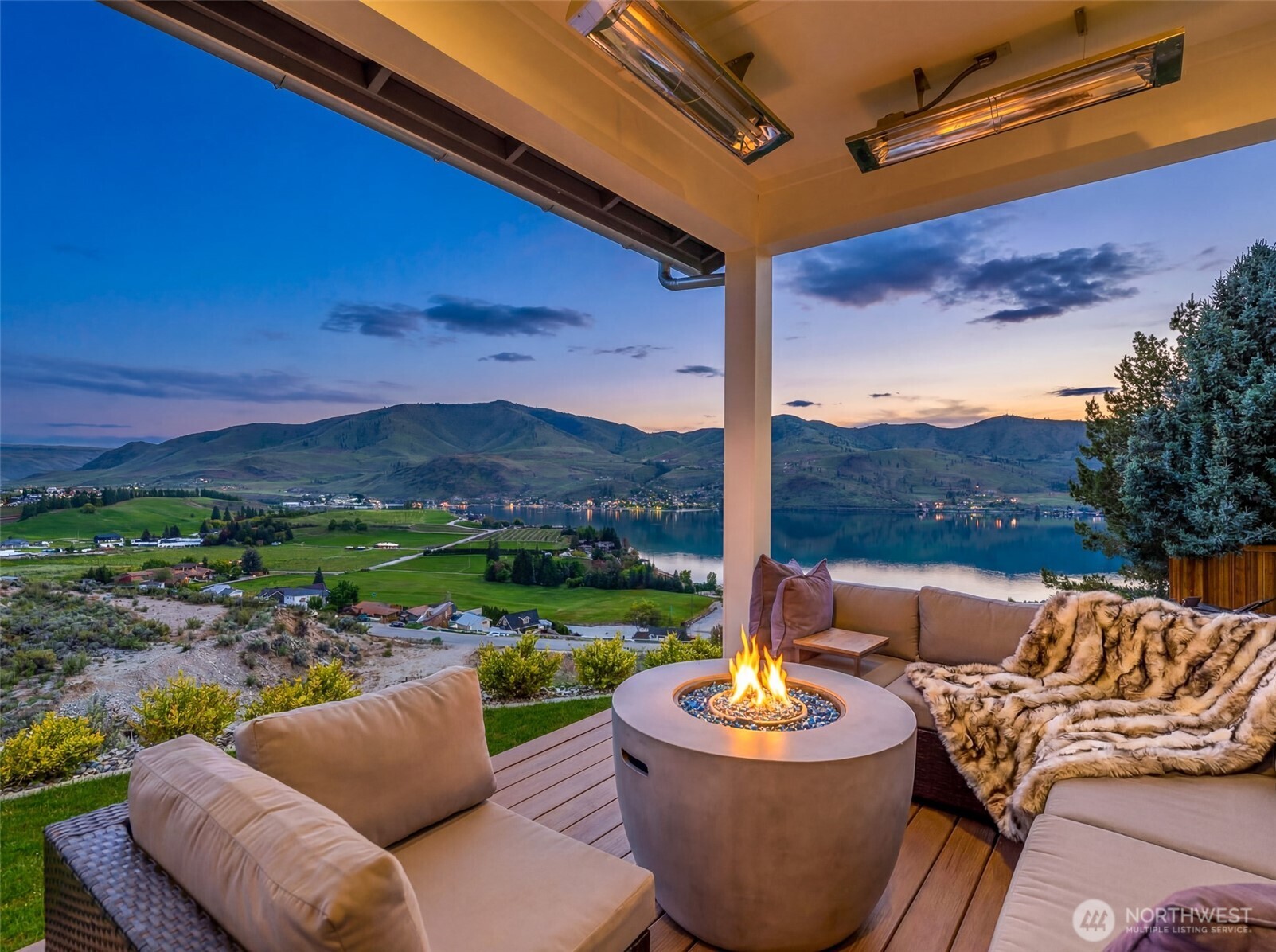 122 Lookout Way Chelan, WA 98816 - Photo 2 of 39