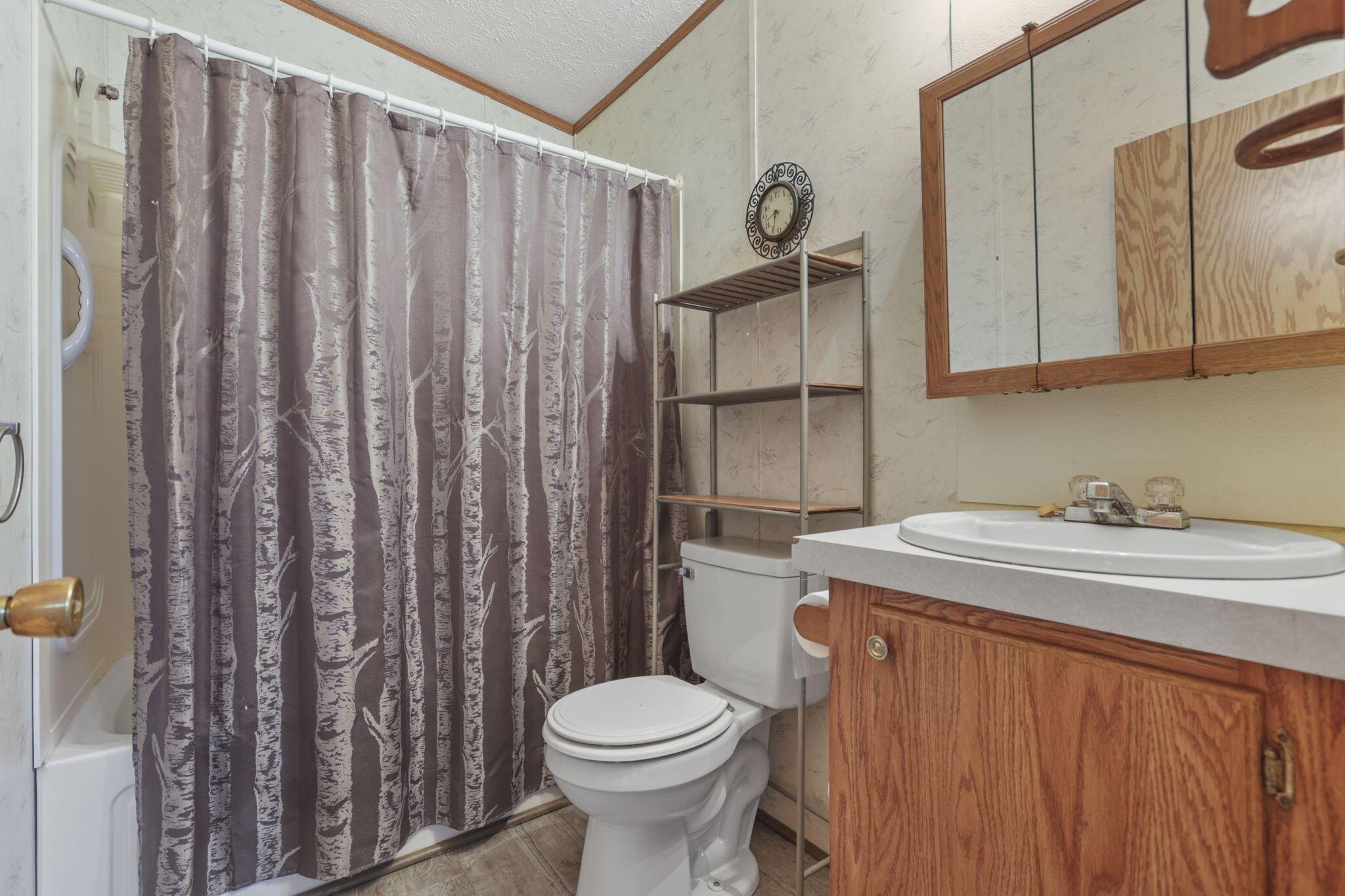 2782 James Road Granville, OH 43023 - Photo 26 of 42 Full bath off of kitchen