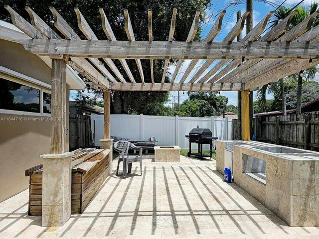 a view of a house with backyard and porch