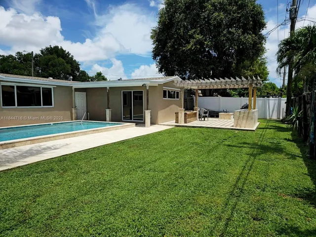 a view of a backyard