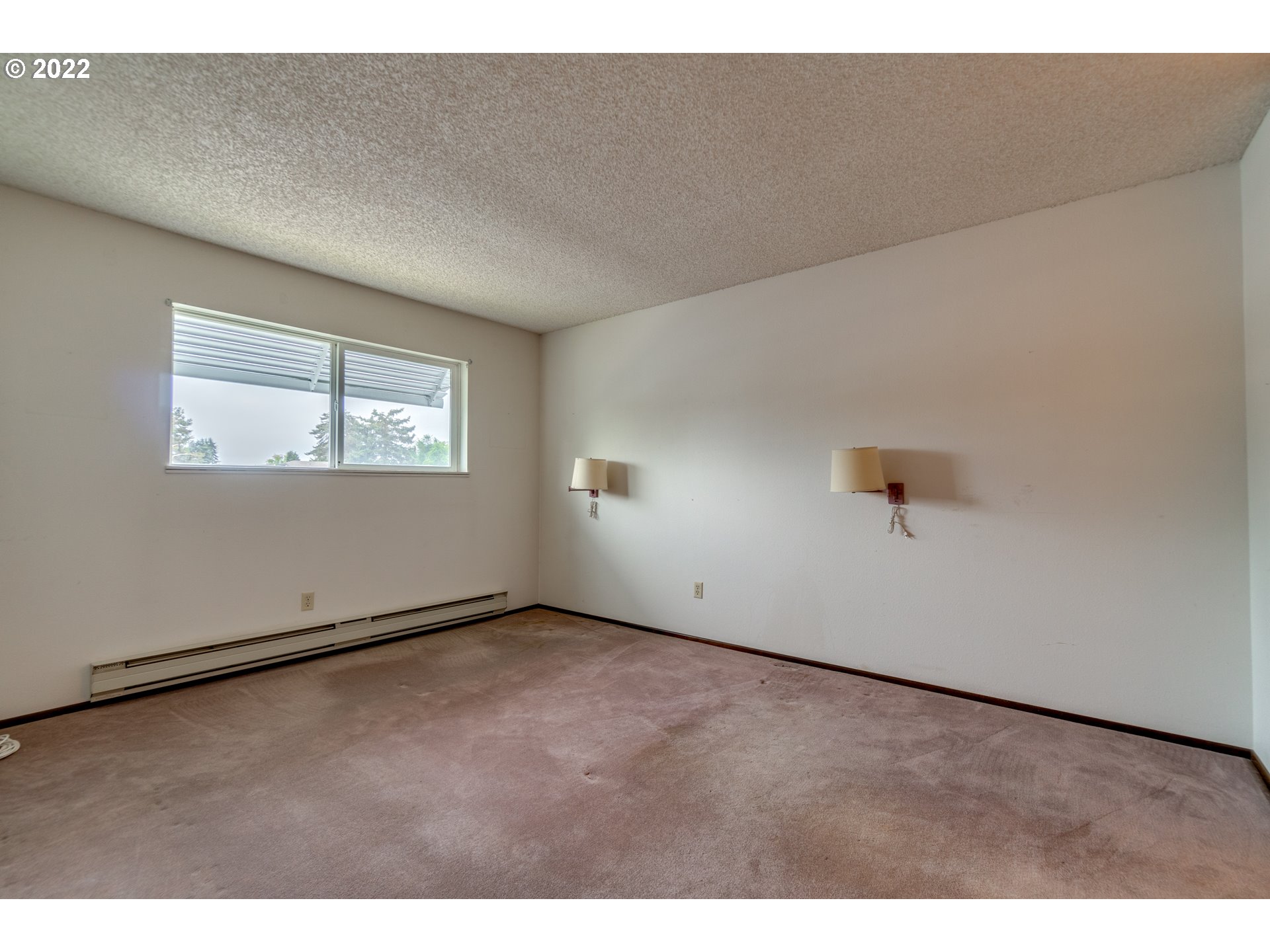 950 Evergreen Road, Unit 224 Woodburn, OR 97071 - Photo 11 of 32 a view of an empty room with a window