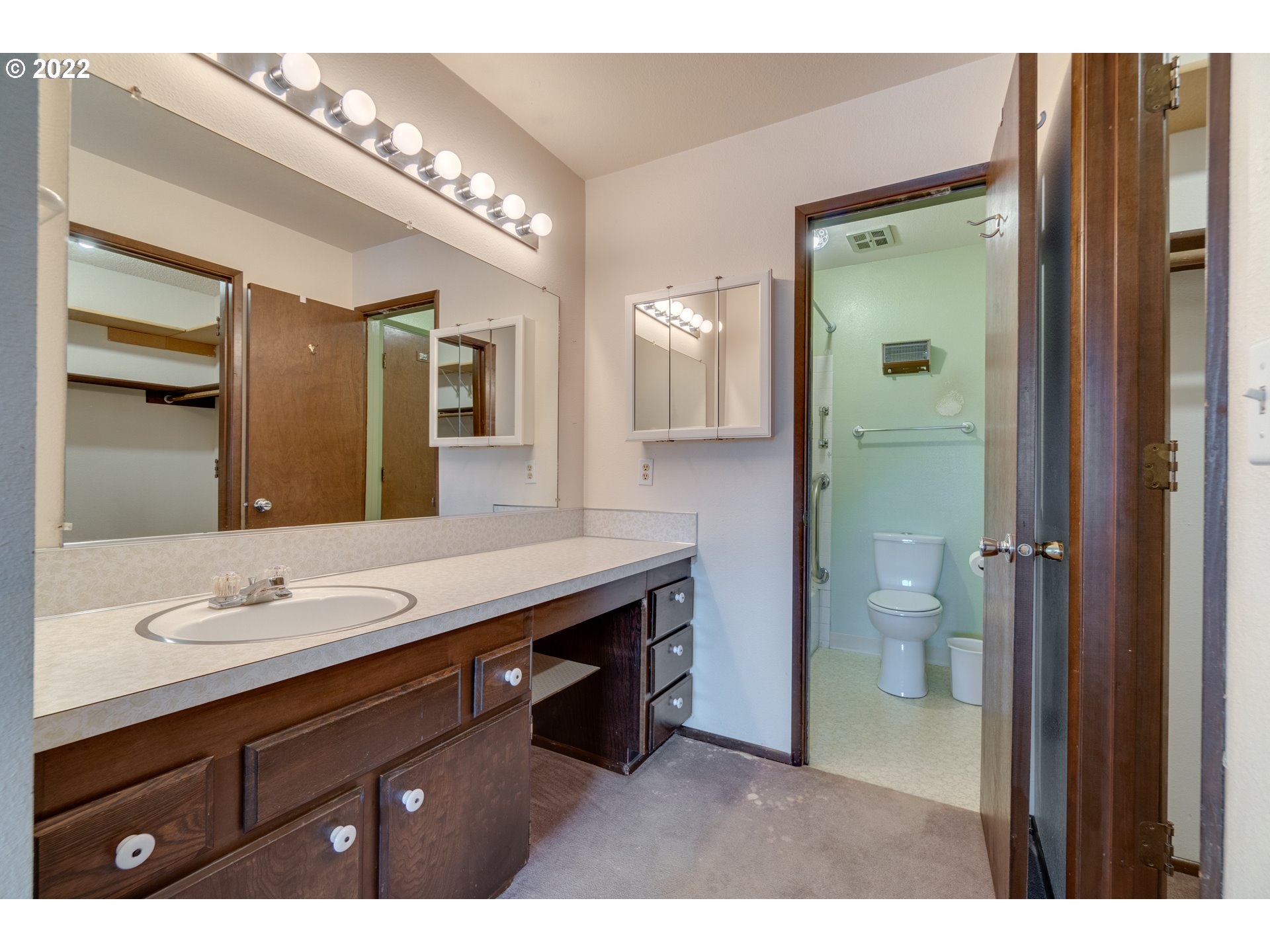950 Evergreen Road, Unit 224 Woodburn, OR 97071 - Photo 16 of 32 a bathroom with a sink and a mirror