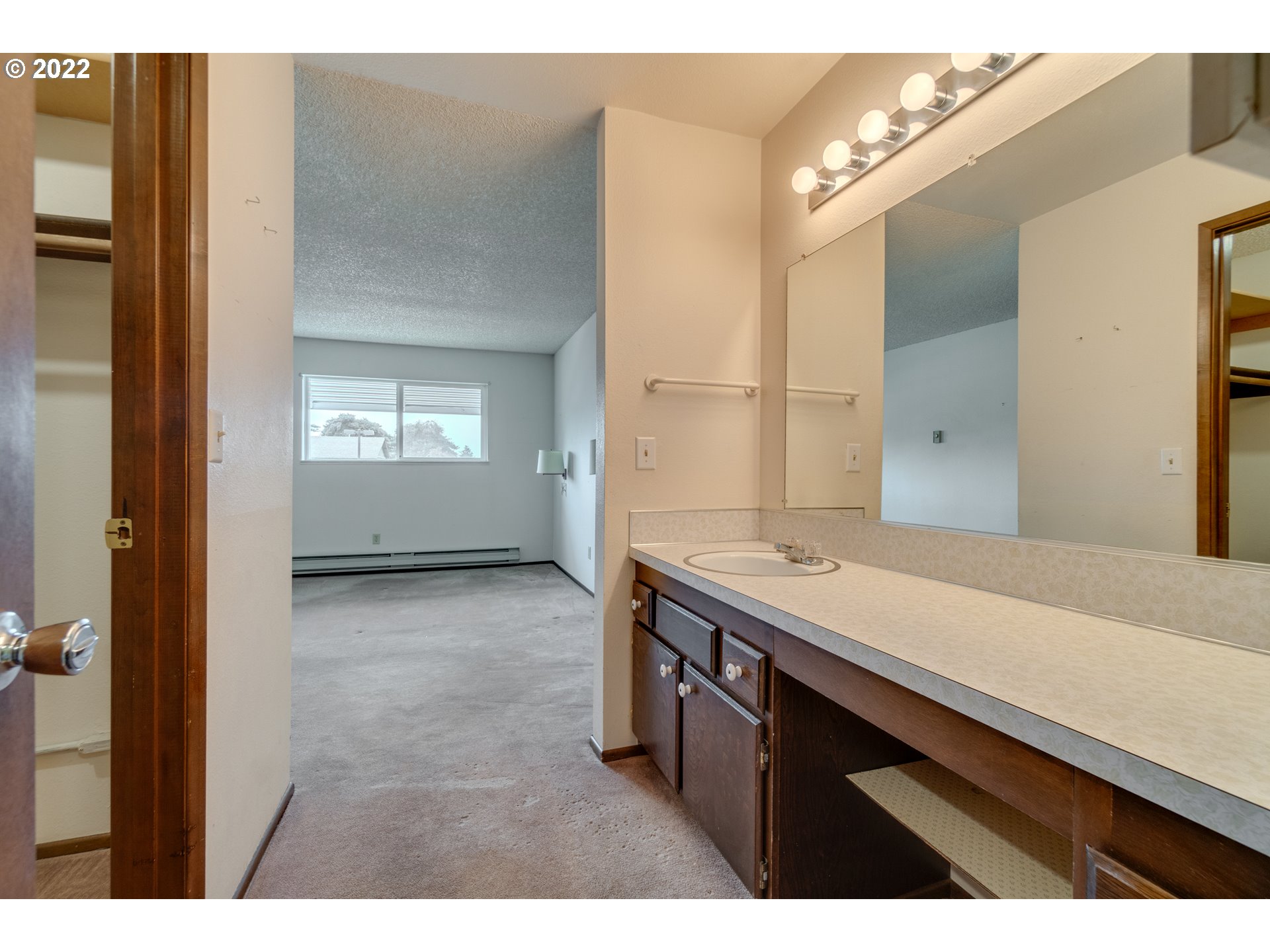 950 Evergreen Road, Unit 224 Woodburn, OR 97071 - Photo 18 of 32 a bathroom with a sink and a mirror