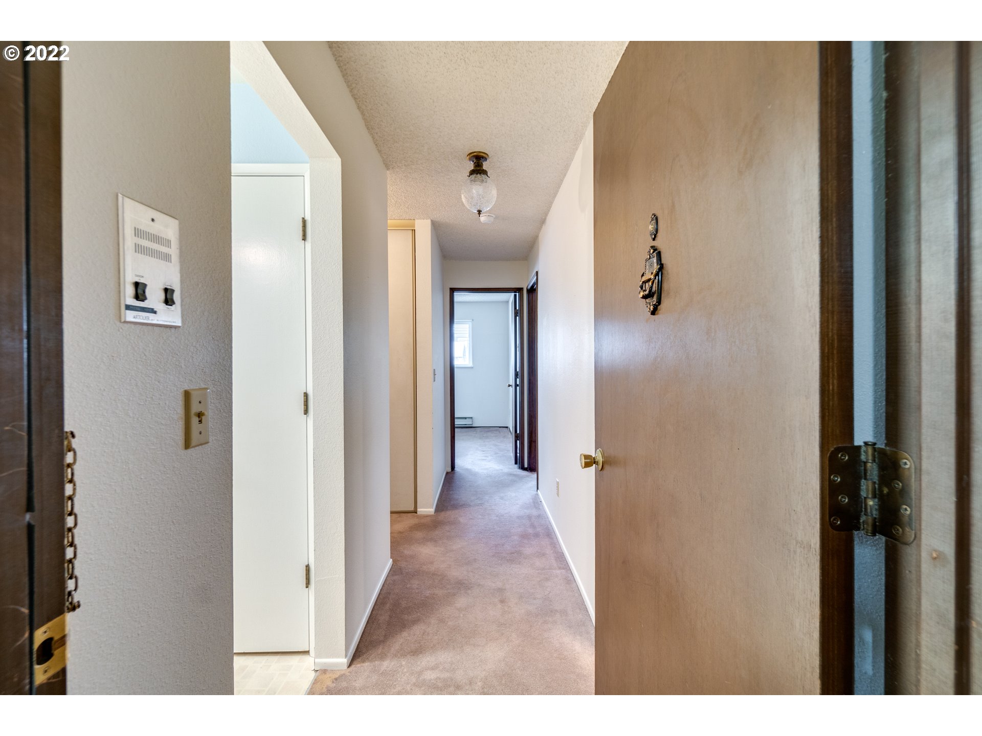 950 Evergreen Road, Unit 224 Woodburn, OR 97071 - Photo 2 of 32 a view of a hallway with wooden floor