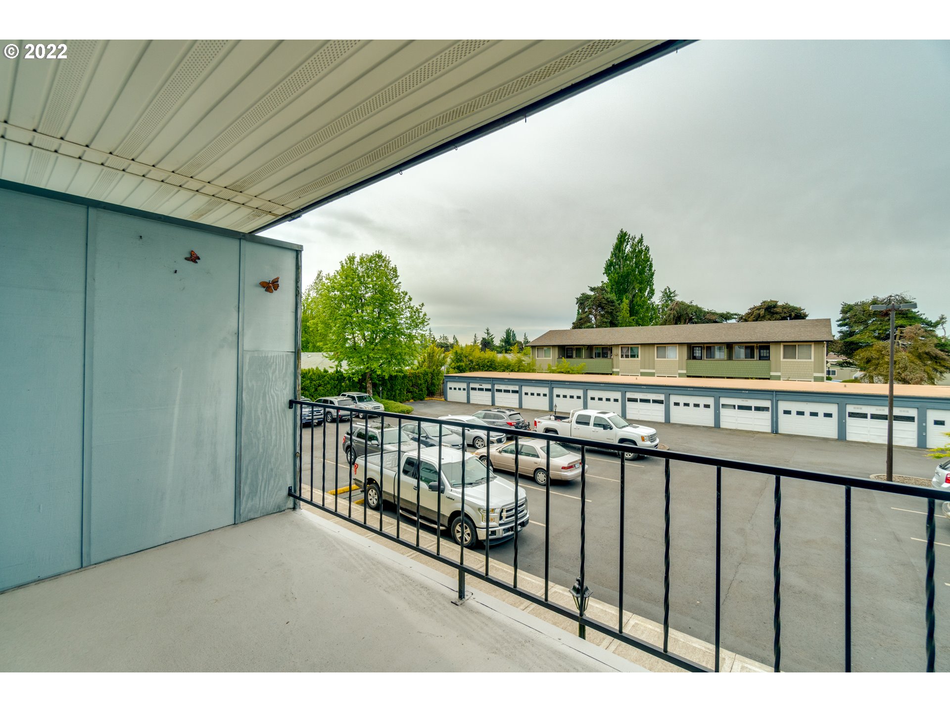 950 Evergreen Road, Unit 224 Woodburn, OR 97071 - Photo 23 of 32 a view of balcony with furniture