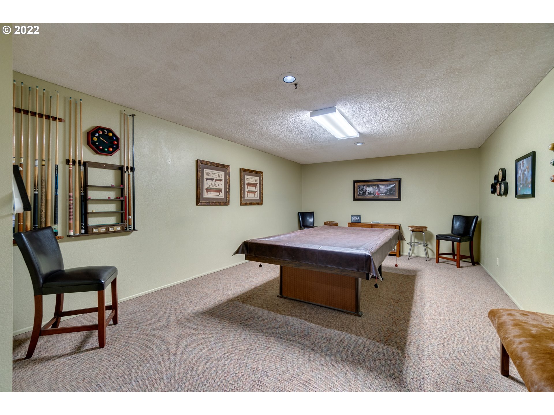 950 Evergreen Road, Unit 224 Woodburn, OR 97071 - Photo 27 of 32 a living room with furniture and a window