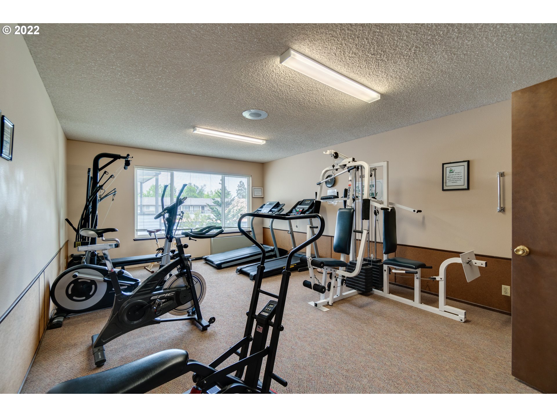 950 Evergreen Road, Unit 224 Woodburn, OR 97071 - Photo 30 of 32 a view of a room with gym equipment