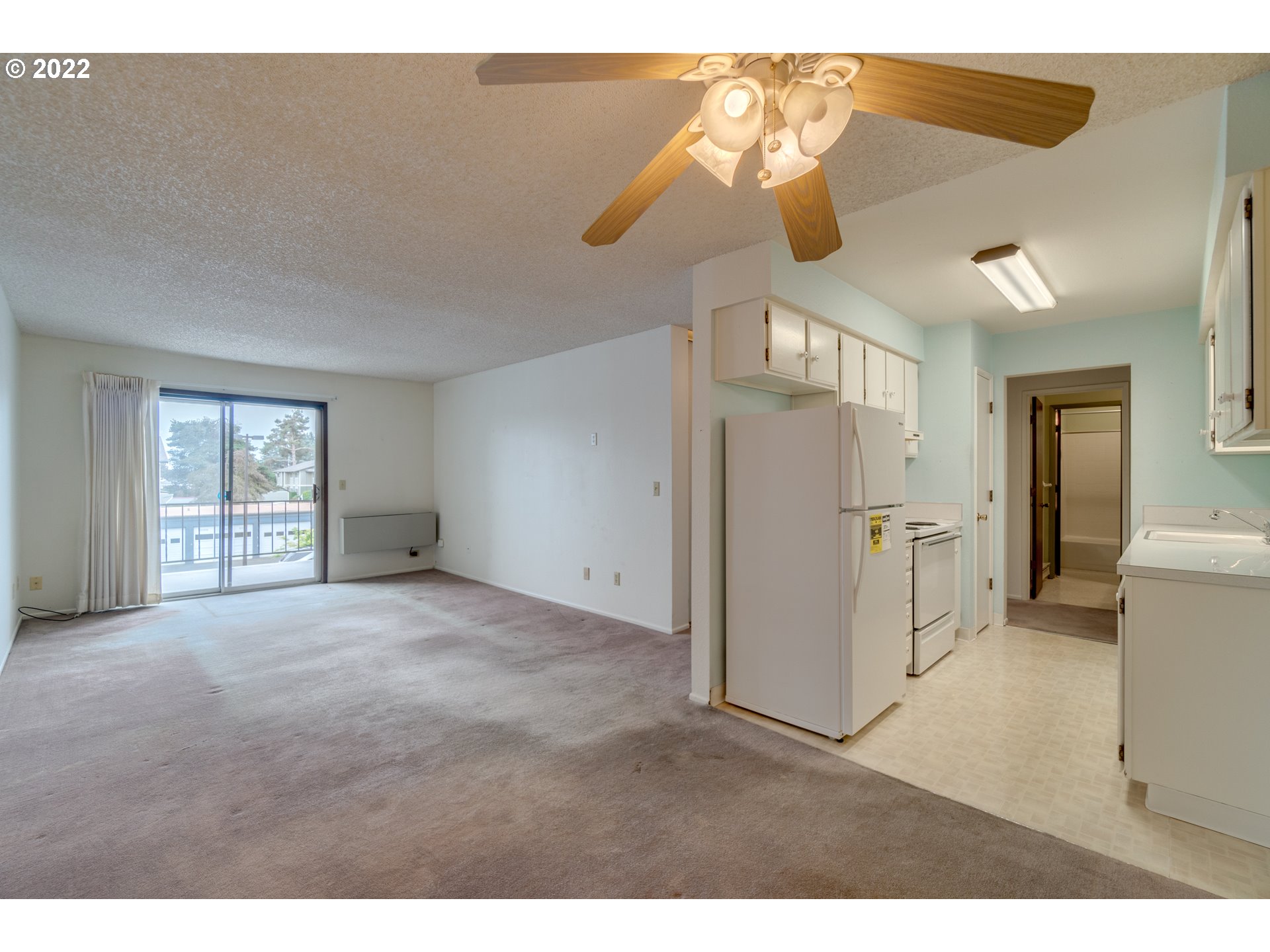 950 Evergreen Road, Unit 224 Woodburn, OR 97071 - Photo 3 of 32 a view of empty room with windows and ceiling fan