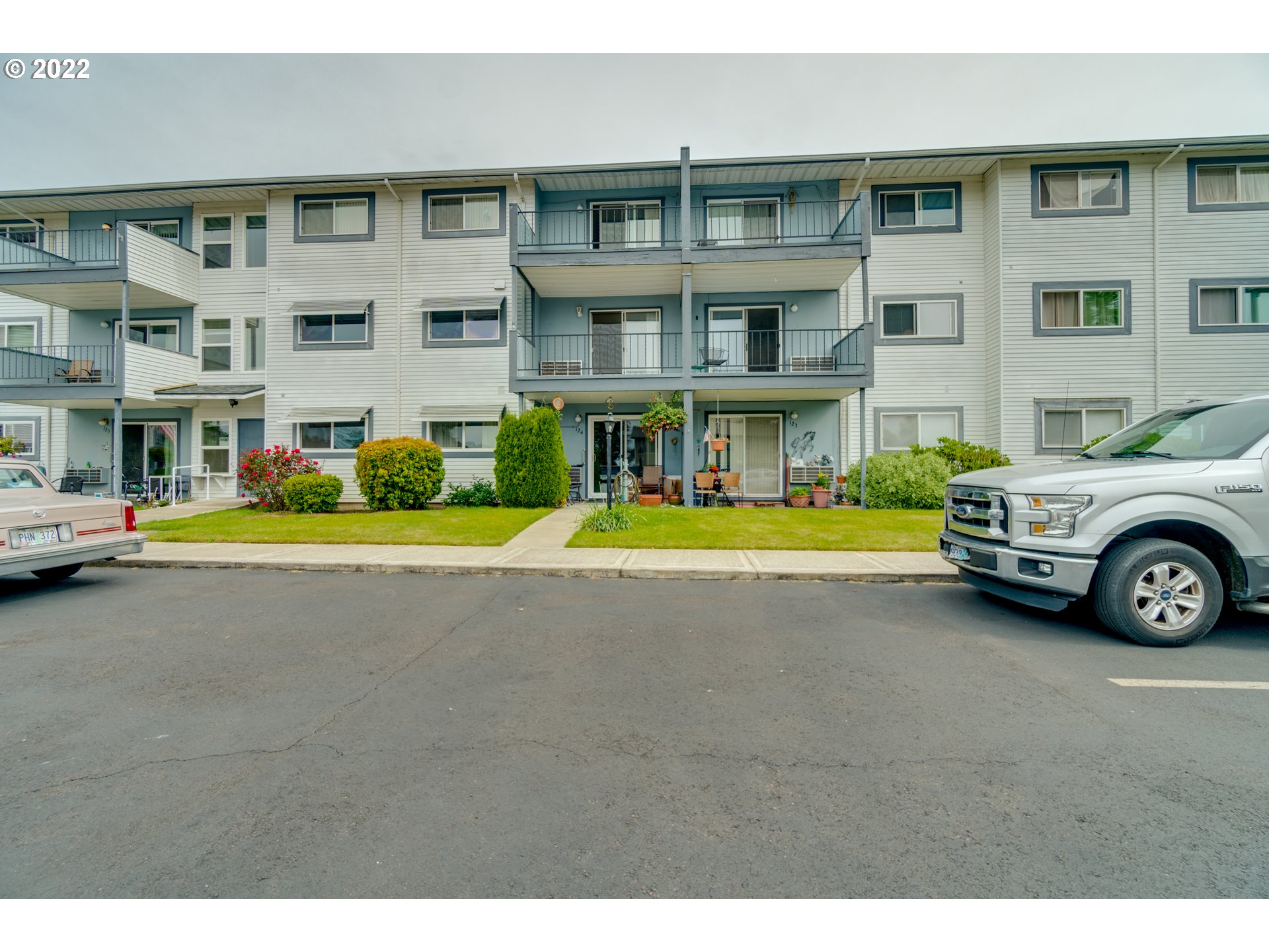 950 Evergreen Road, Unit 224 Woodburn, OR 97071 - Photo 31 of 32 a view of multiple house with a swimming pool