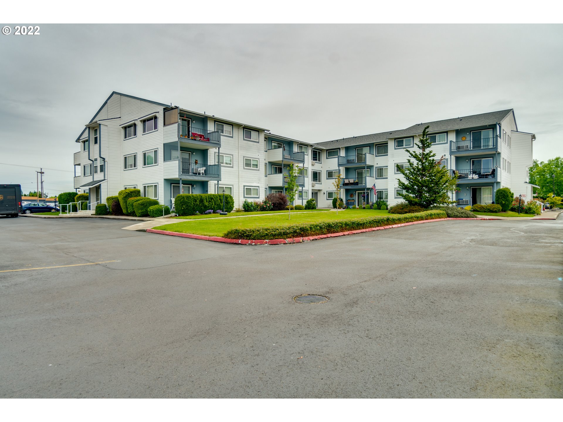 950 Evergreen Road, Unit 224 Woodburn, OR 97071 - Photo 32 of 32 a view of a building with a street