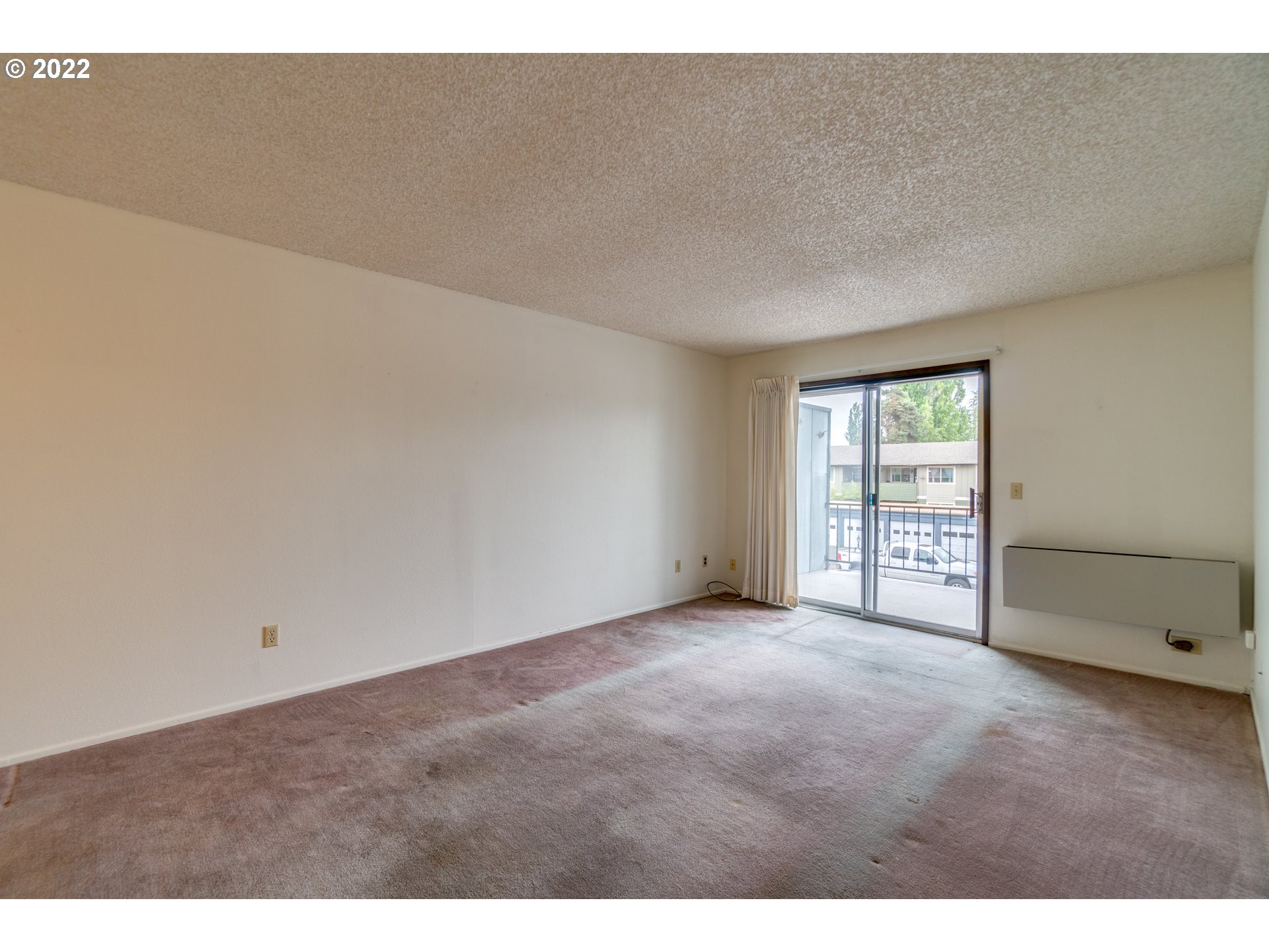 950 Evergreen Road, Unit 224 Woodburn, OR 97071 - Photo 6 of 32 a view of an empty room with a window