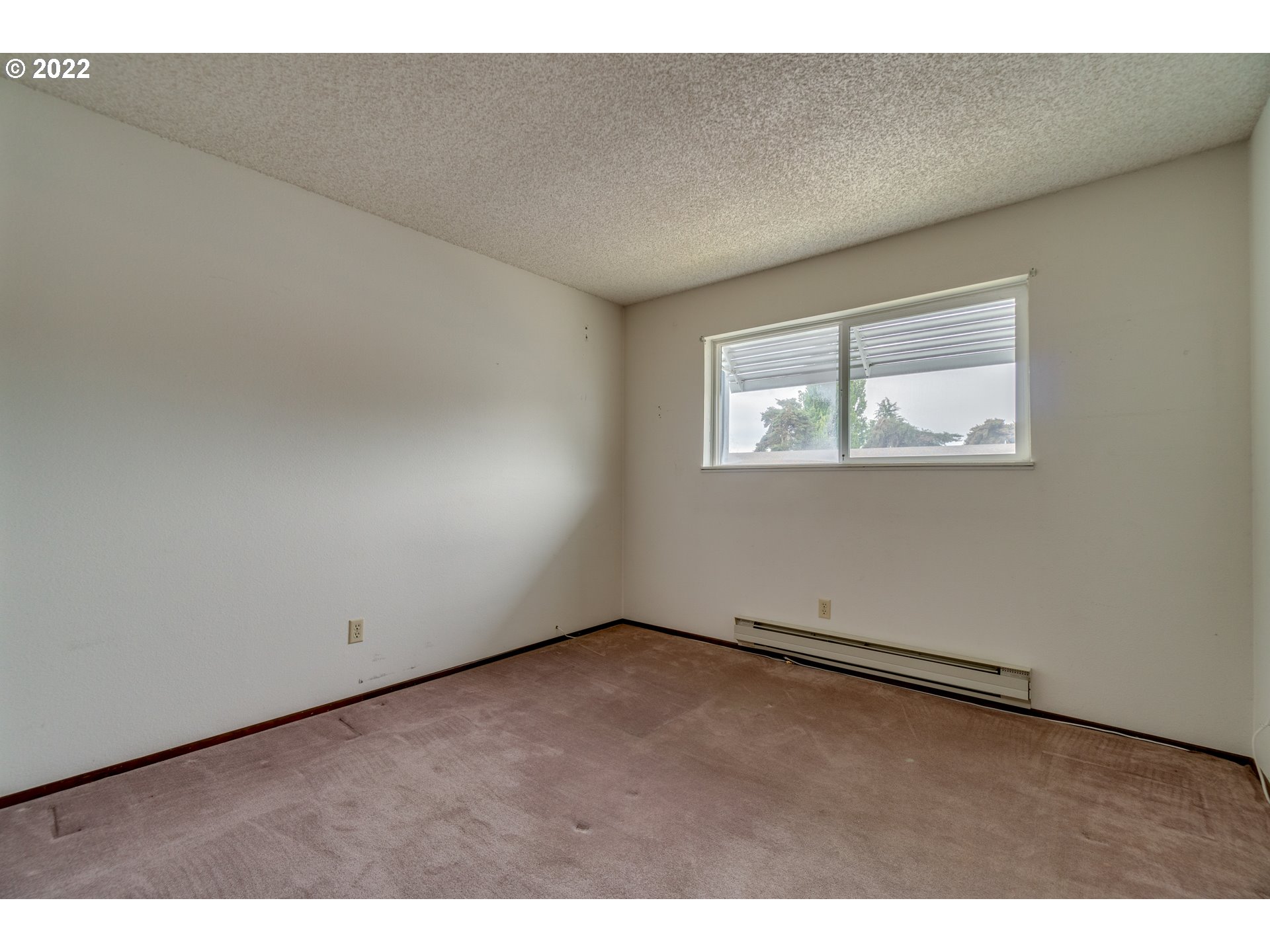 950 Evergreen Road, Unit 224 Woodburn, OR 97071 - Photo 9 of 32 an empty room with windows