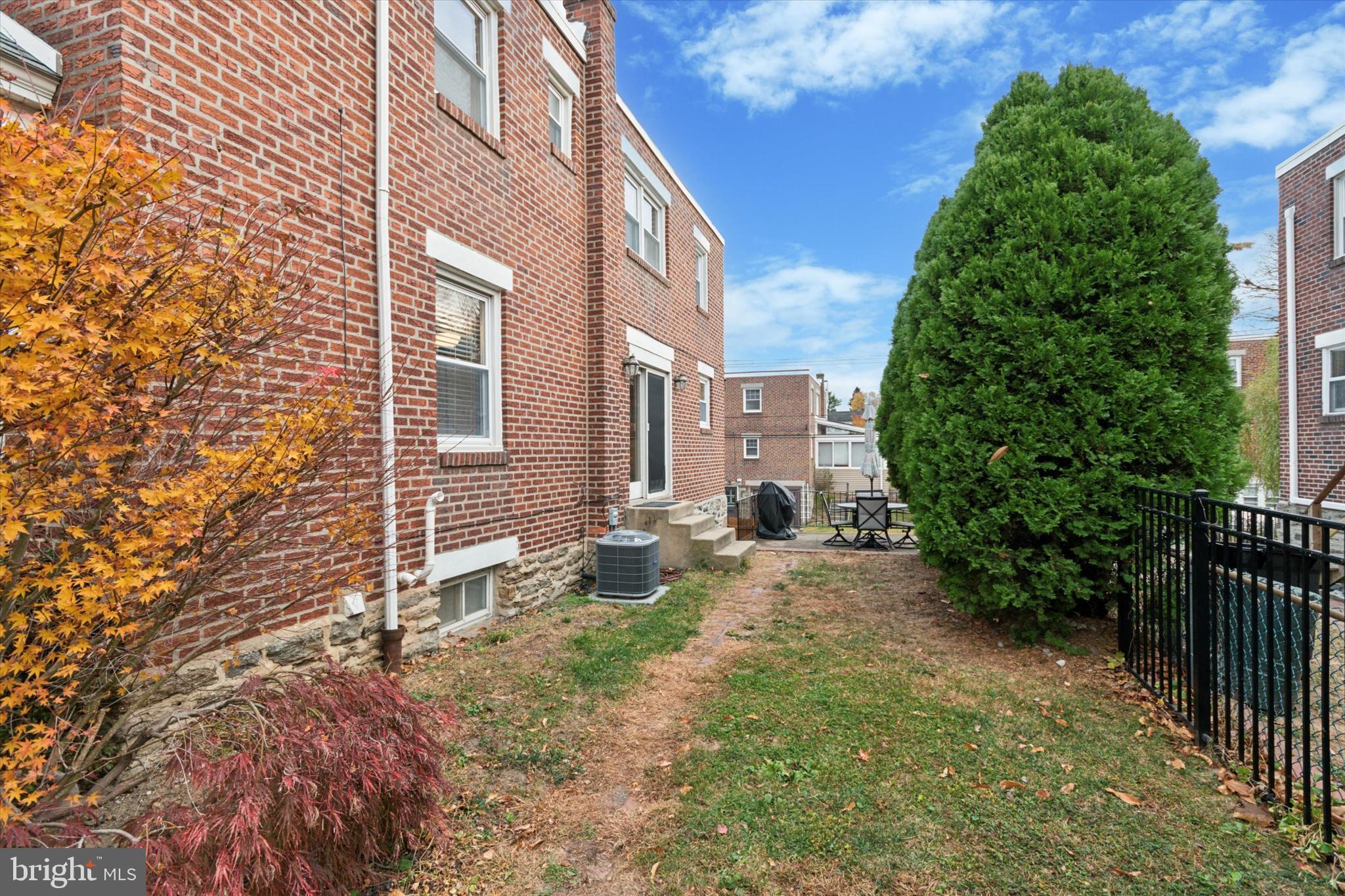 525 Overlook Road Philadelphia, PA 19128 - Photo 3 of 26 Fully fenced in yard