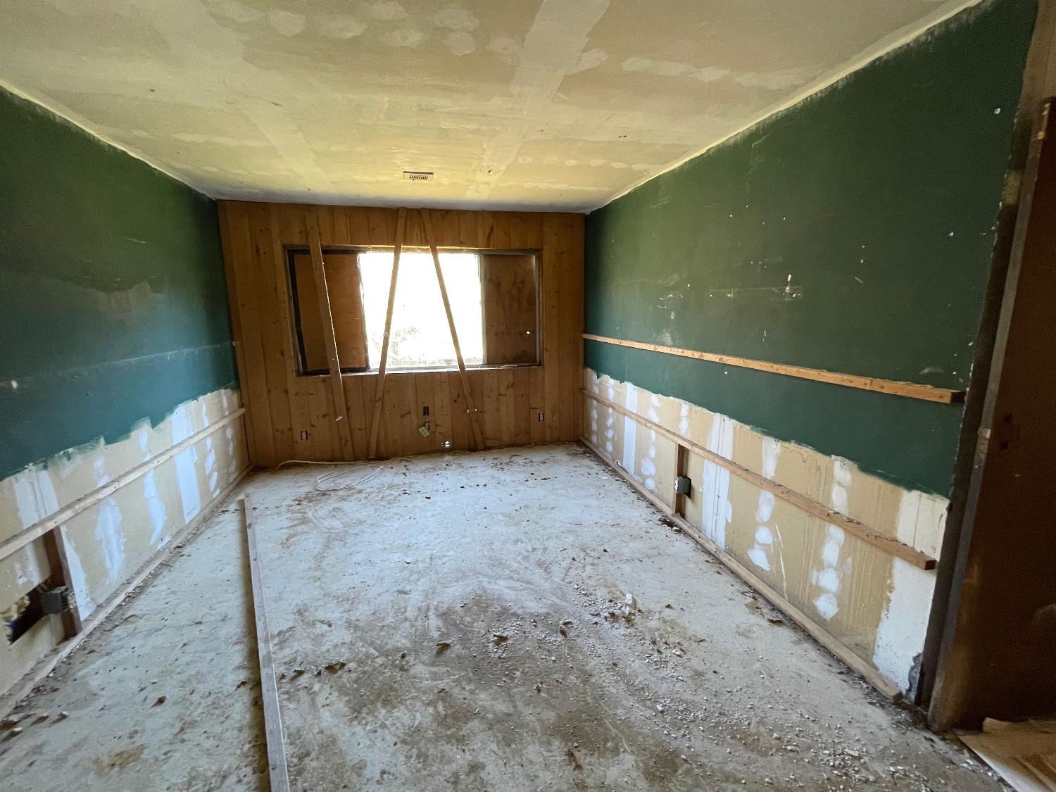5723 Colorado Road Mariposa, CA 95338 - Photo 18 of 28 a view of an empty room with a window
