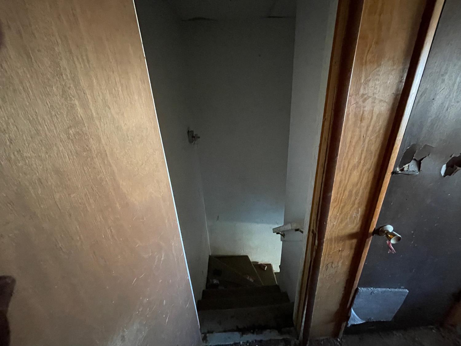 5723 Colorado Road Mariposa, CA 95338 - Photo 22 of 28 a view of hallway with stairs
