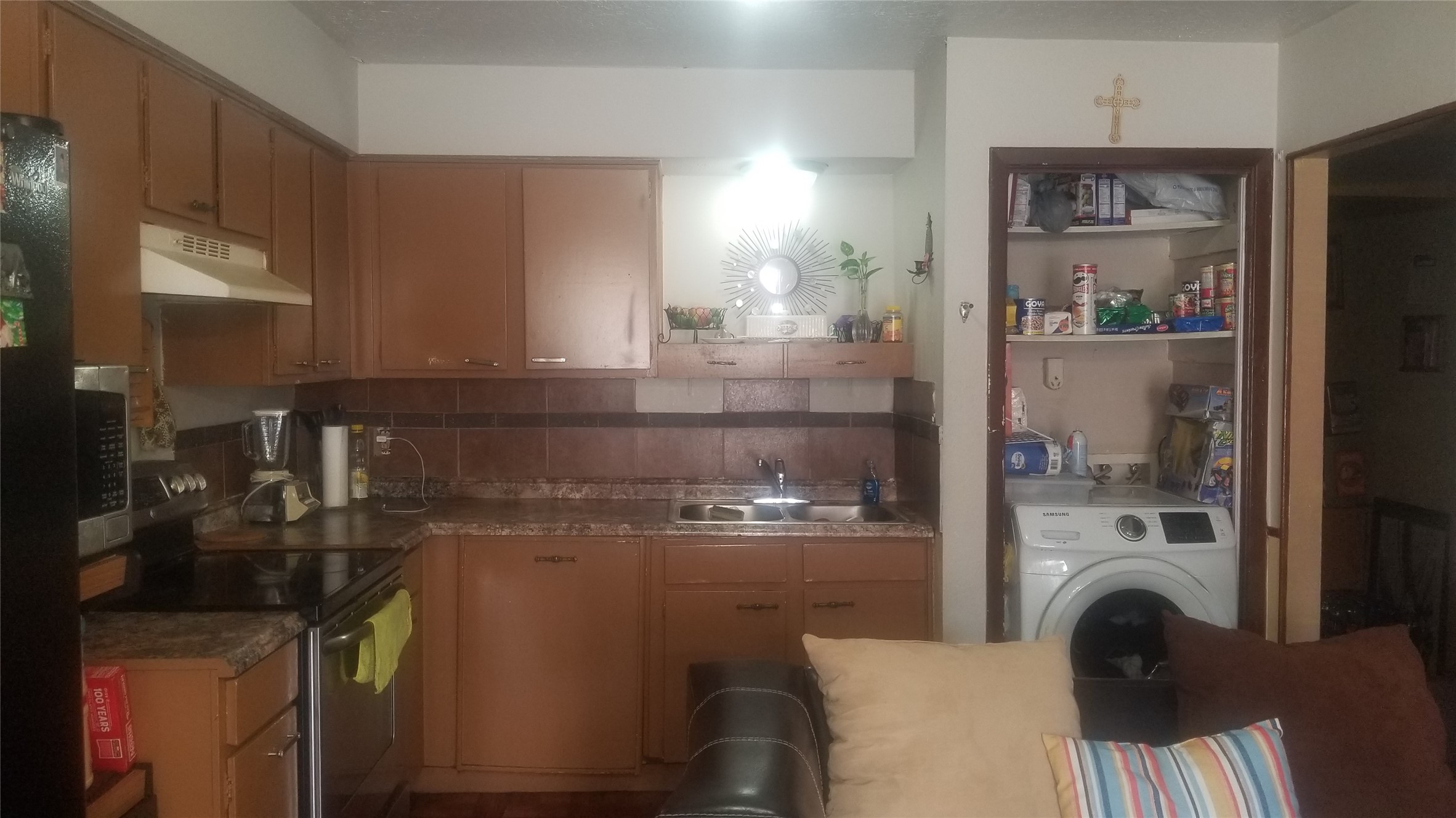 7267 Cook Road Houston, TX 77072 - Photo 5 of 10 a room with a mirror