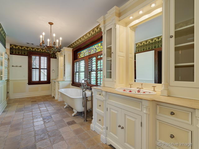 106 East 8th Street Hinsdale, IL 60521 - Photo 9 of 24 a spacious bathroom with a double vanity sink a large mirror and a bathtub