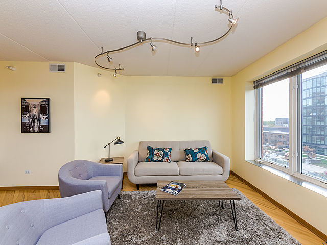 515 Main Street, Unit 509 Evanston, IL 60202 - Photo 3 of 21