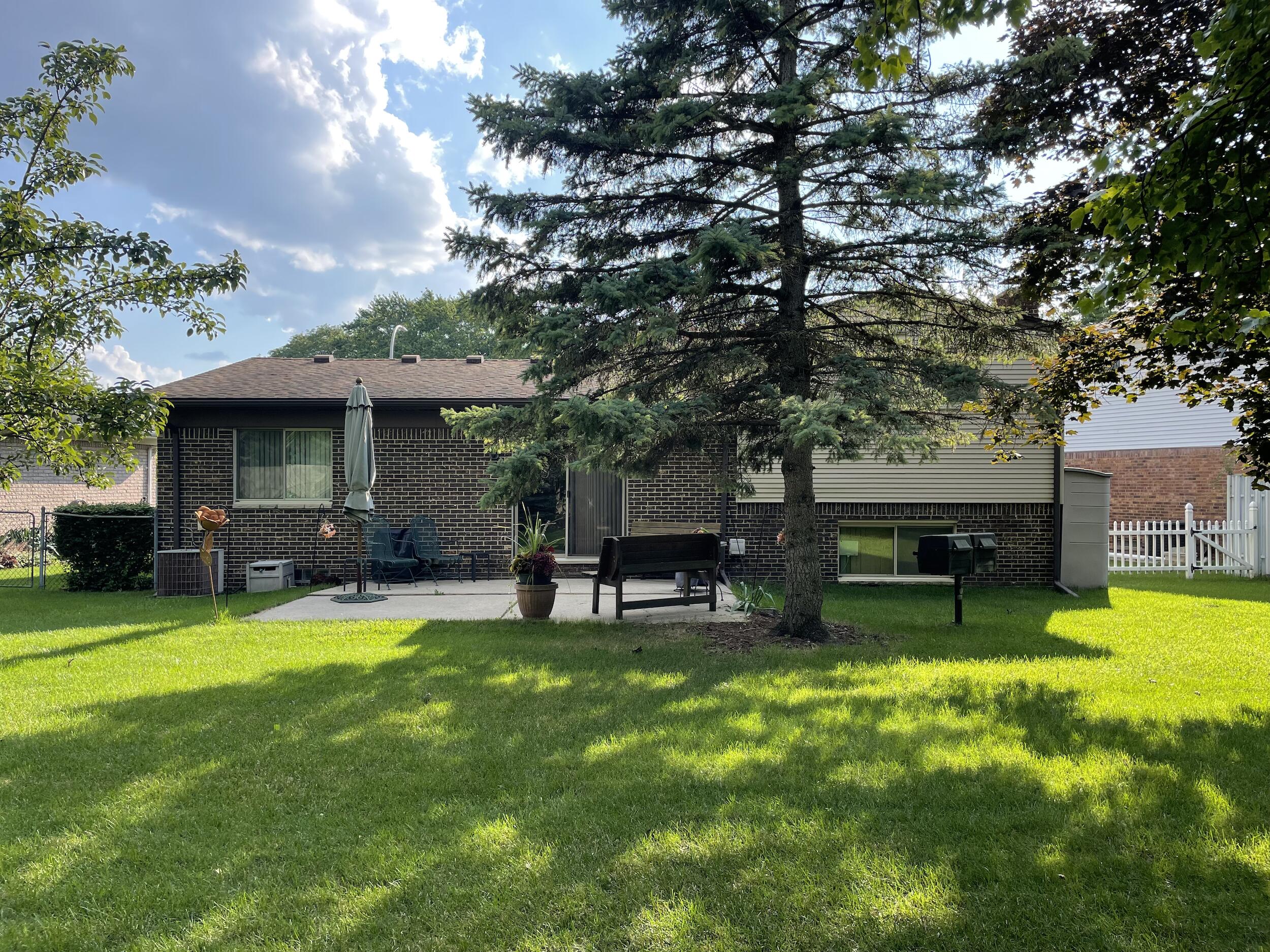 7244 Hillsboro Drive Canton, MI 48187 - Photo 3 of 33 Back yard