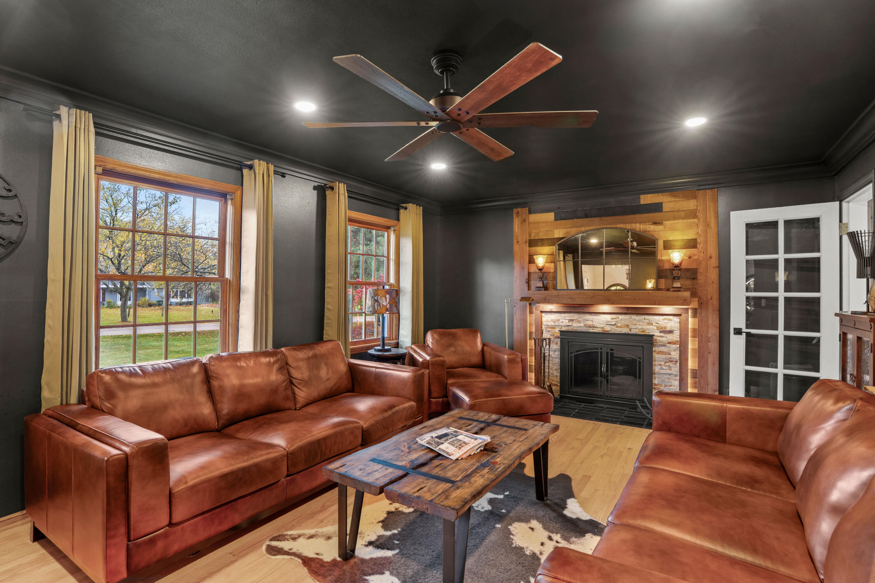 2412 West Chestnut Road Mequon, WI 53092 - Photo 15 of 42 Living Room