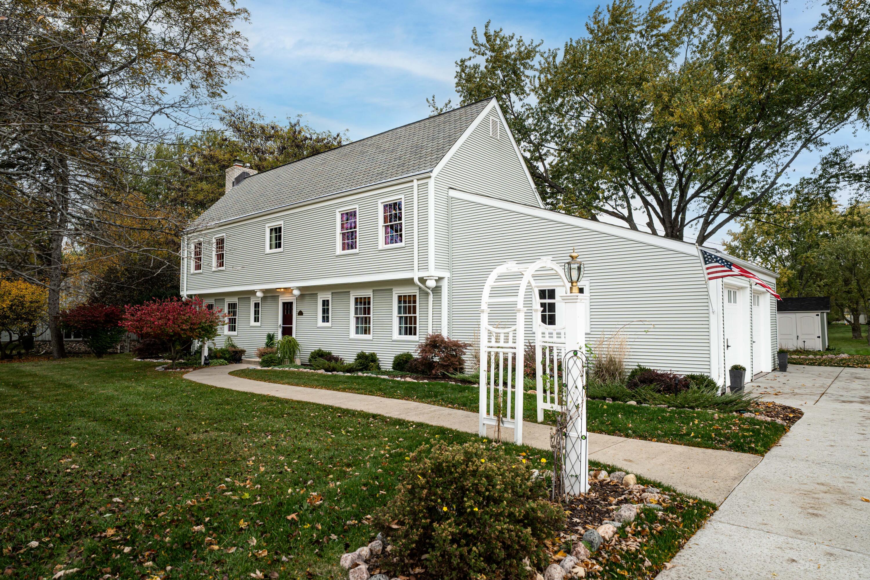 2412 West Chestnut Road Mequon, WI 53092 - Photo 2 of 42 2412 W Chestnut Rd