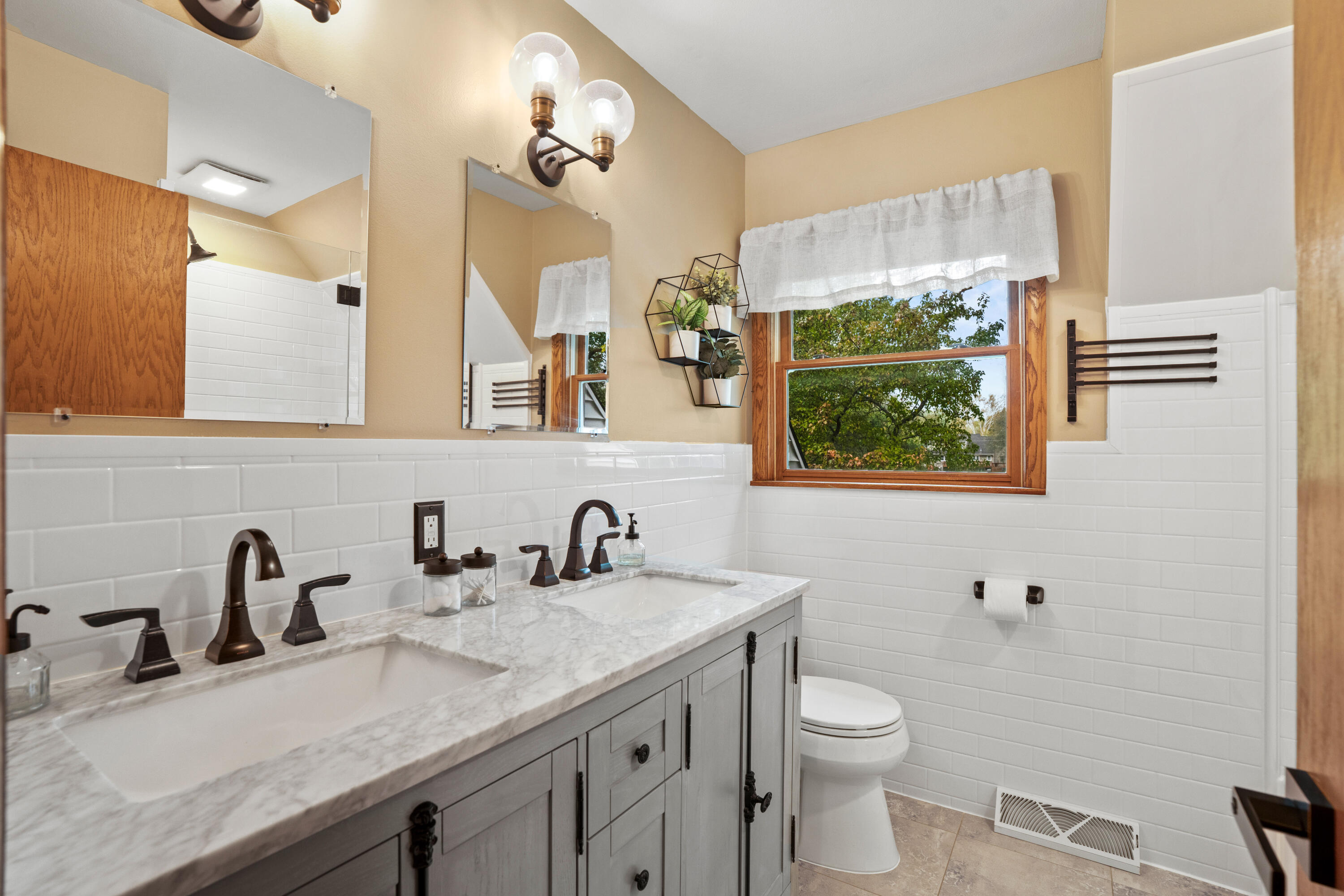 2412 West Chestnut Road Mequon, WI 53092 - Photo 26 of 42 Full Hall Bath