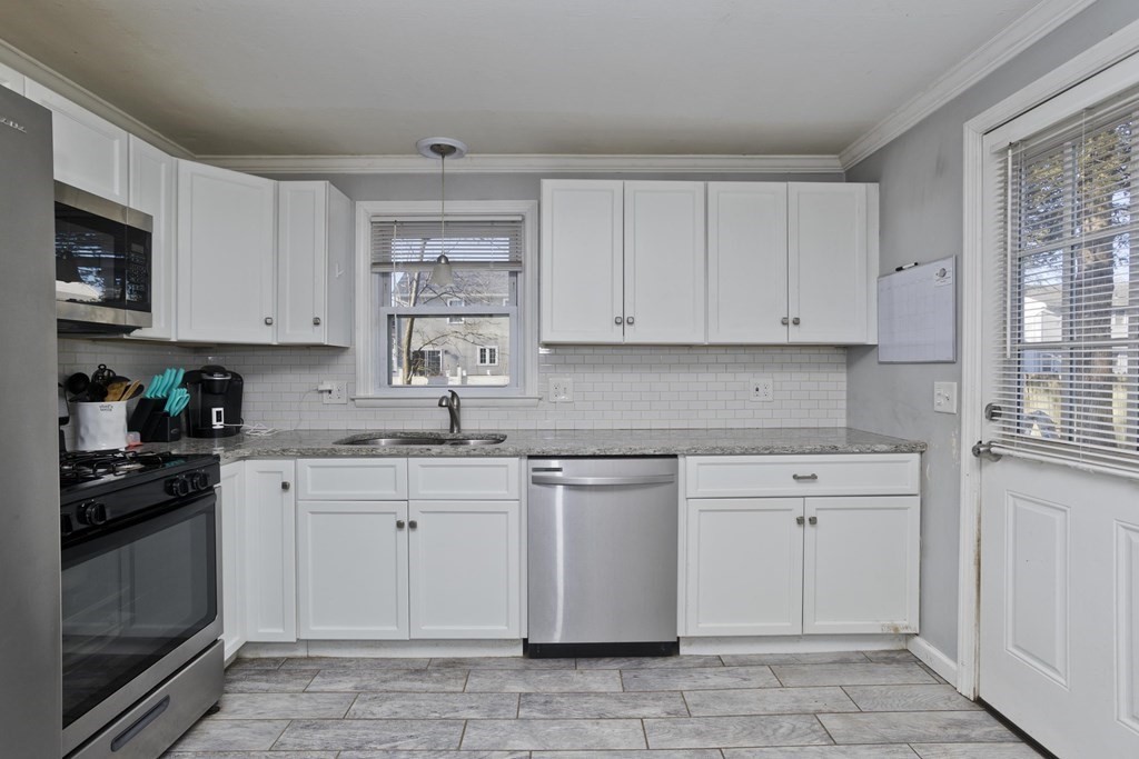 198 Leopold Street Springfield, MA 01119 - Photo 4 of 26 Gallery Image 4