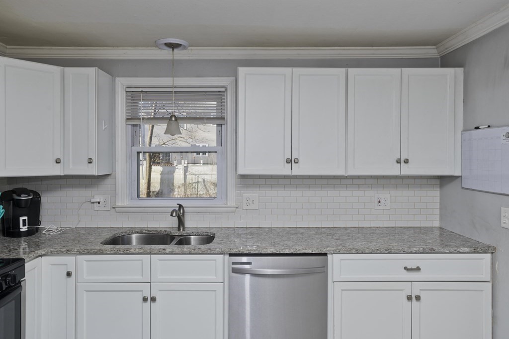 198 Leopold Street Springfield, MA 01119 - Photo 5 of 26 Gallery Image 5