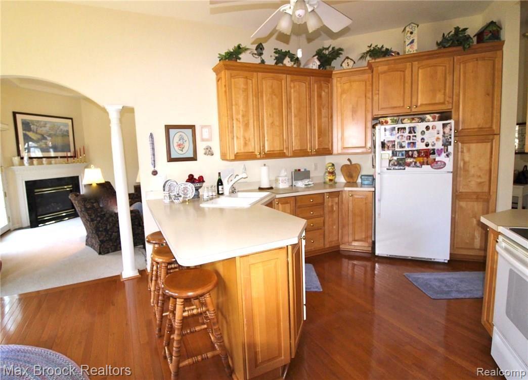 2554 Pine Ridge Road West Bloomfield, MI 48324 - Photo 16 of 38 Breakfast bar seating