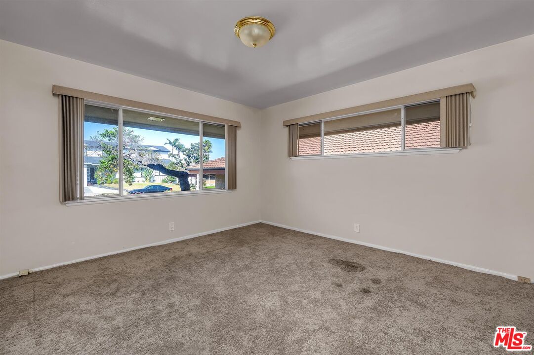 4320 Monteith Drive View Park, CA 90043 - Photo 13 of 17 a view of an empty room with a window