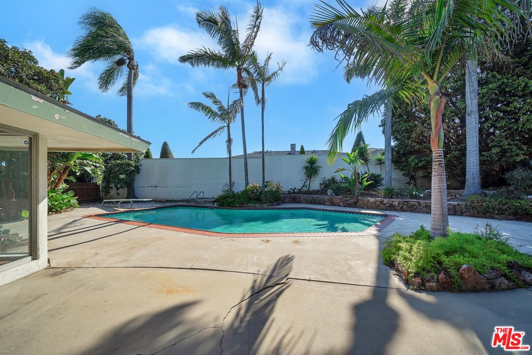 4320 Monteith Drive View Park, CA 90043 - Photo 16 of 17 a view of garden with palm trees