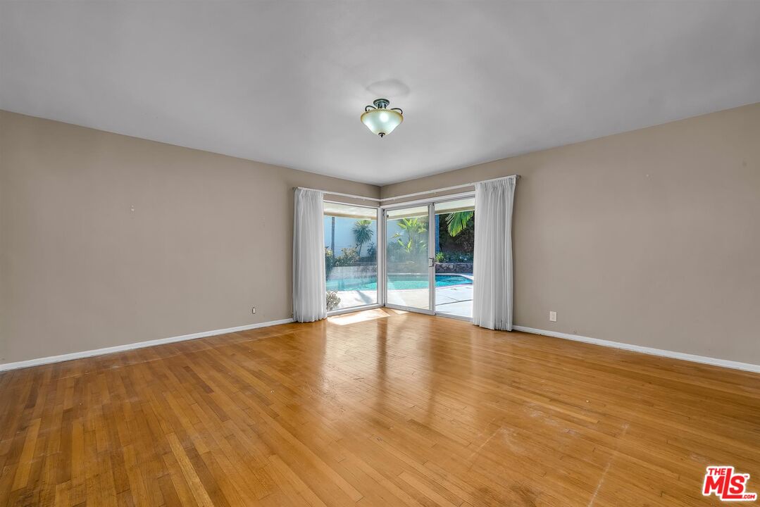 4320 Monteith Drive View Park, CA 90043 - Photo 9 of 17 a view of an empty room with a window