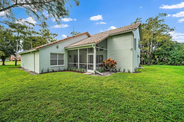 a view of a house with backyard
