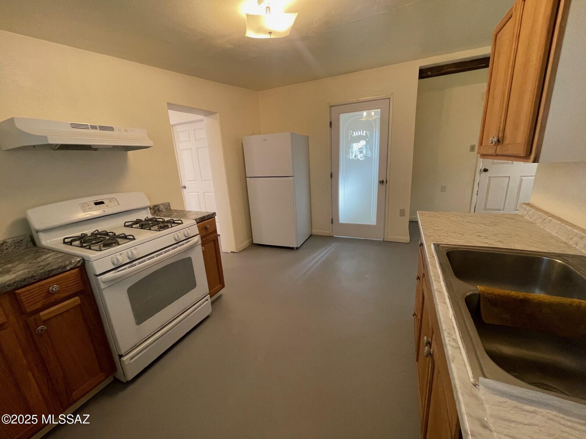 1094 North Pomerene Road Benson, AZ 85602 - Photo 30 of 48 Casita kitchen 2