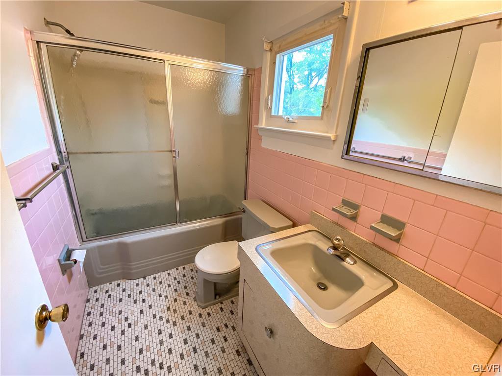 1934 Windsor Road Bethlehem, PA 18017 - Photo 18 of 32 a bathroom with a sink toilet and shower