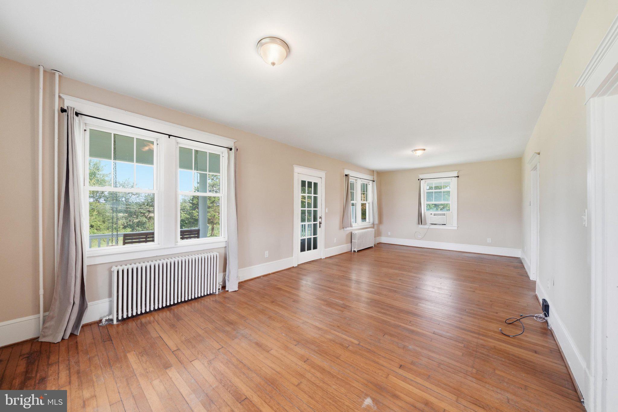 22422 Whites Ferry Road Dickerson, MD 20842 - Photo 26 of 55 Family room
