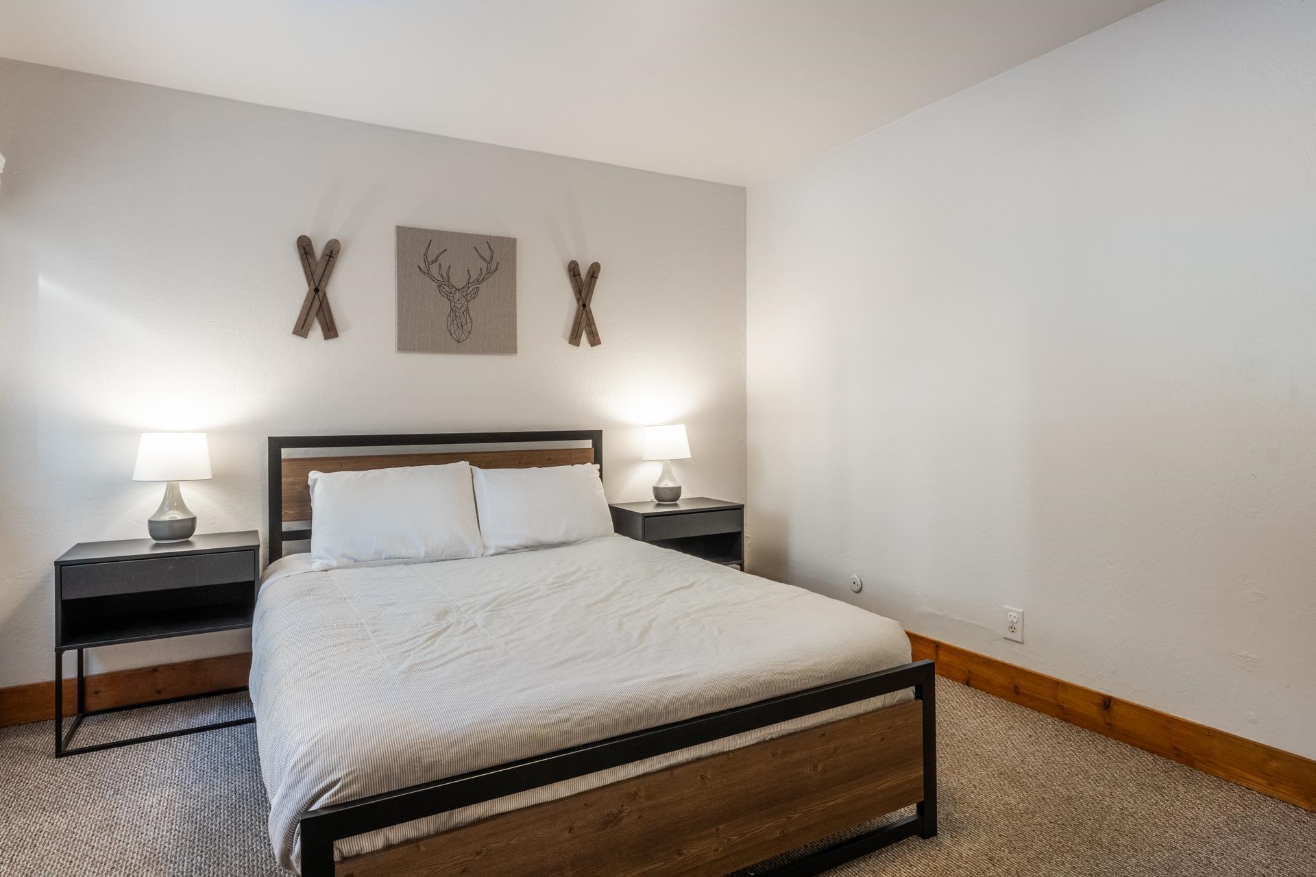 2290 Sierra Nevada Road, Unit 43 Mammoth Lakes, CA 93546 - Photo 20 of 33 a bedroom with a bed and a lamp