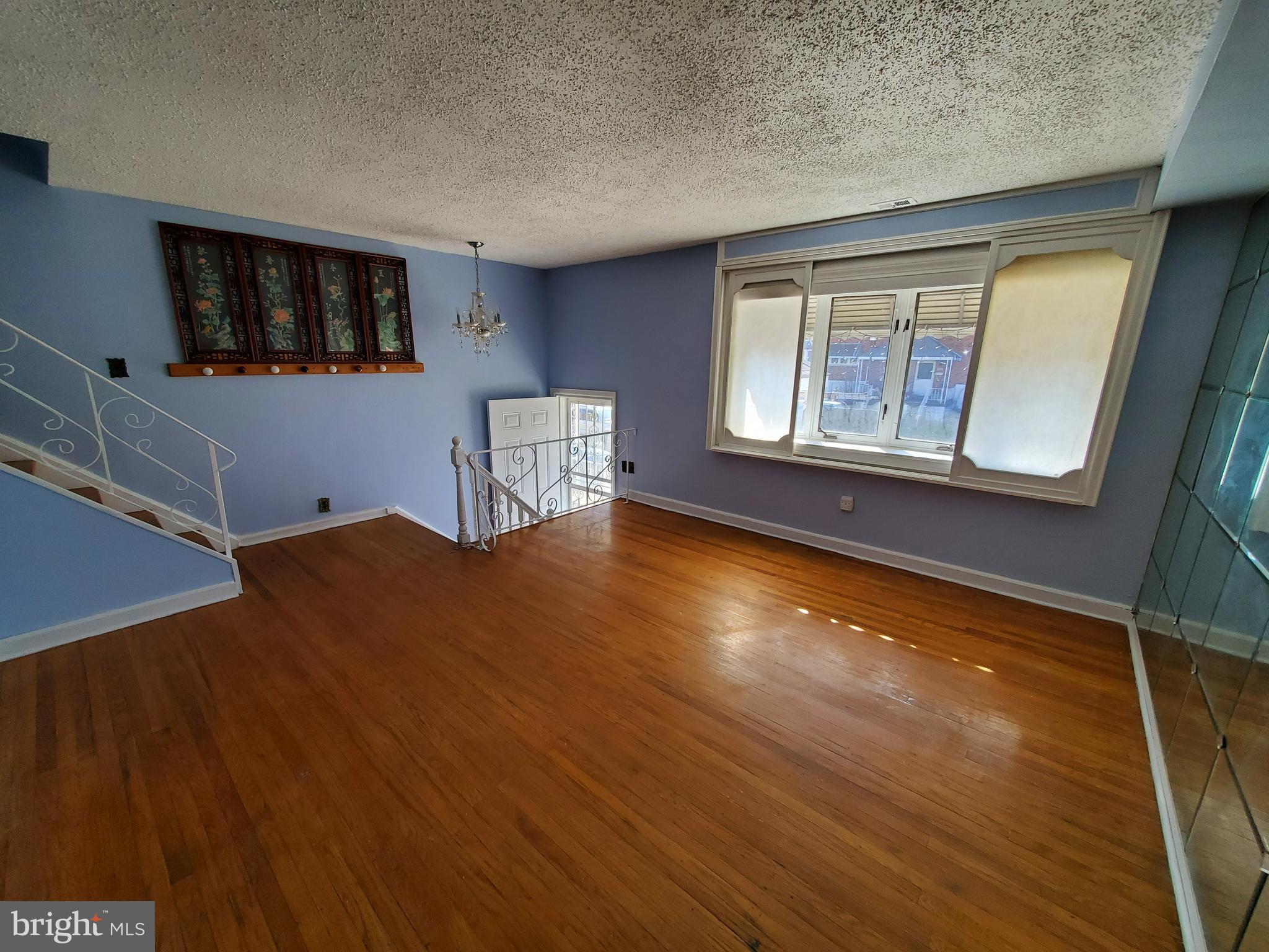 2837 Bittern Place Philadelphia, PA 19142 - Photo 9 of 34 Living room pic#2