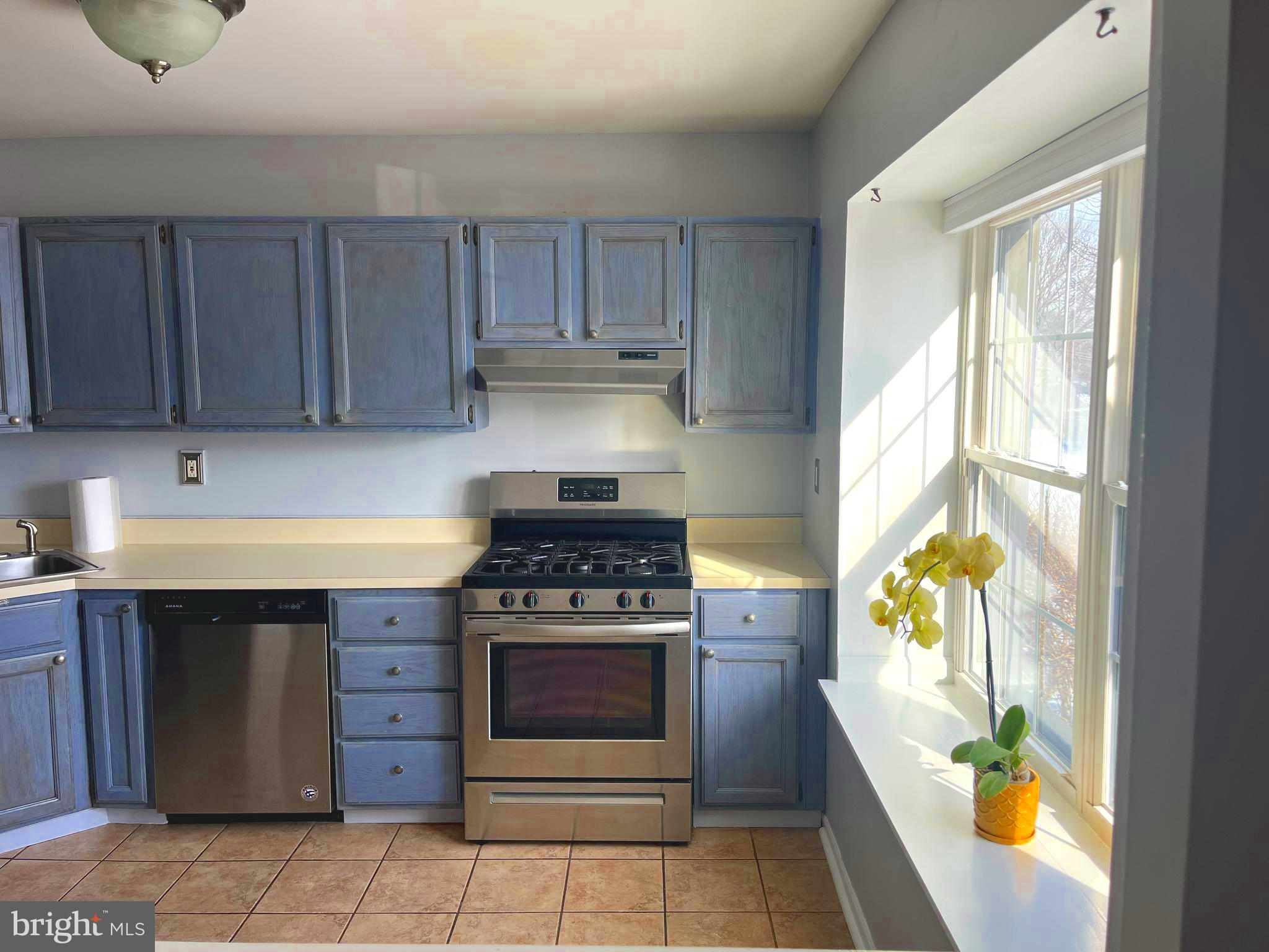 308 Scola Road Brookhaven, PA 19015 - Photo 6 of 38 Kitchen w/SS appliances