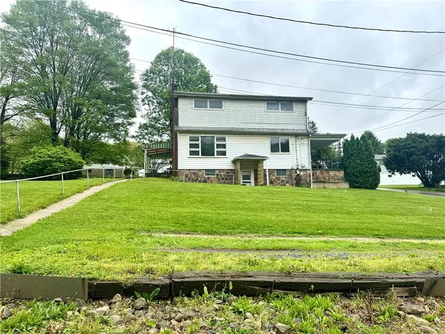 a view of a house with a yard