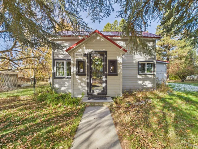 $284,000 | 913 1st Street West, Fairfield, ID 83327
