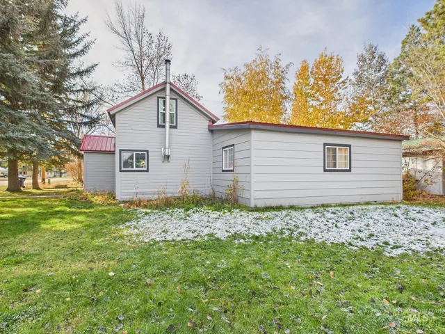 $284,000 | 913 1st Street West, Fairfield, ID 83327