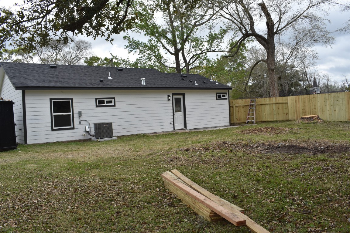 204 Texas Daisetta, TX 77533 - Photo 21 of 21 a backyard of house